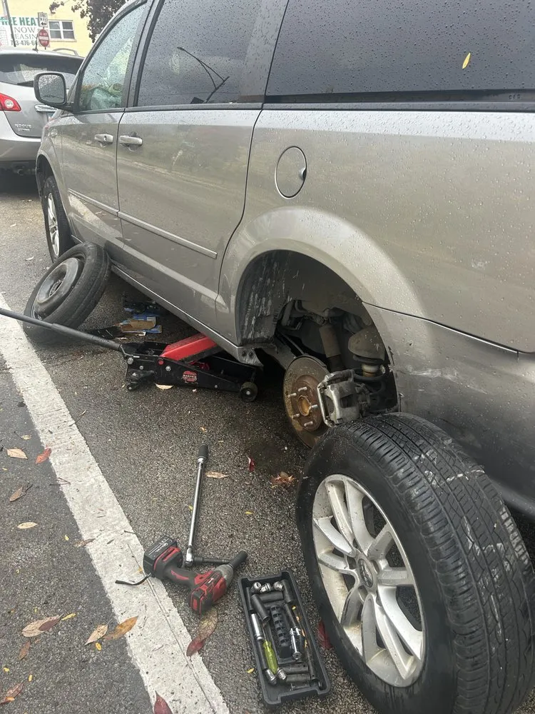 Trusted lawn care service in Chicago, IL by Jak Global Rapid Emergency Roadside