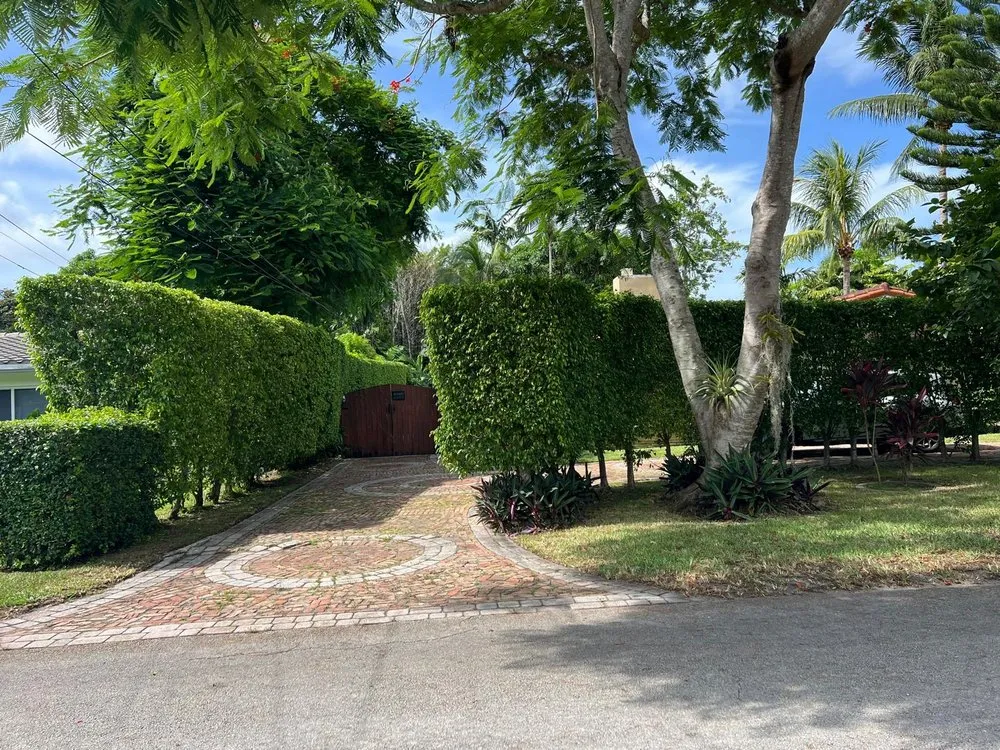 Custom lawn mowing service in Miami Gardens, FL by Jardeen Landscaping