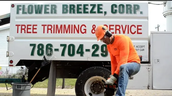 Jardineria con Flower Breeze Corp. Logo