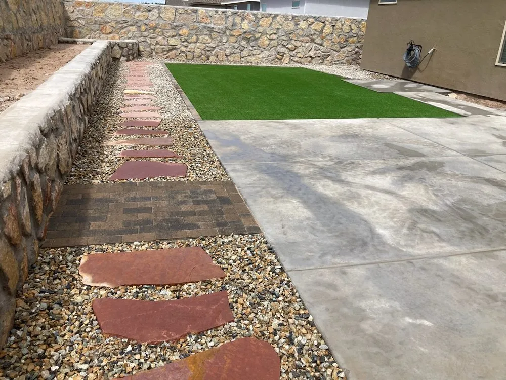 Custom lawn mowing service experts serving Las Cruces, NM - Jardines Ave Fenix