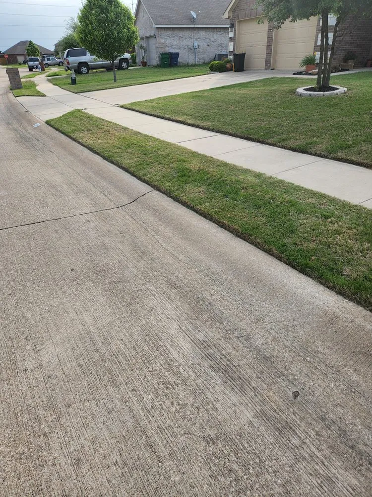 Top-rated yard cleanup service for residential properties in Waxahachie, TX by Jason Stilwell Property Maintenance Services