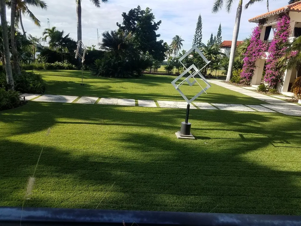 Custom lawn mowing service in Miami, FL by Javier Perdomo