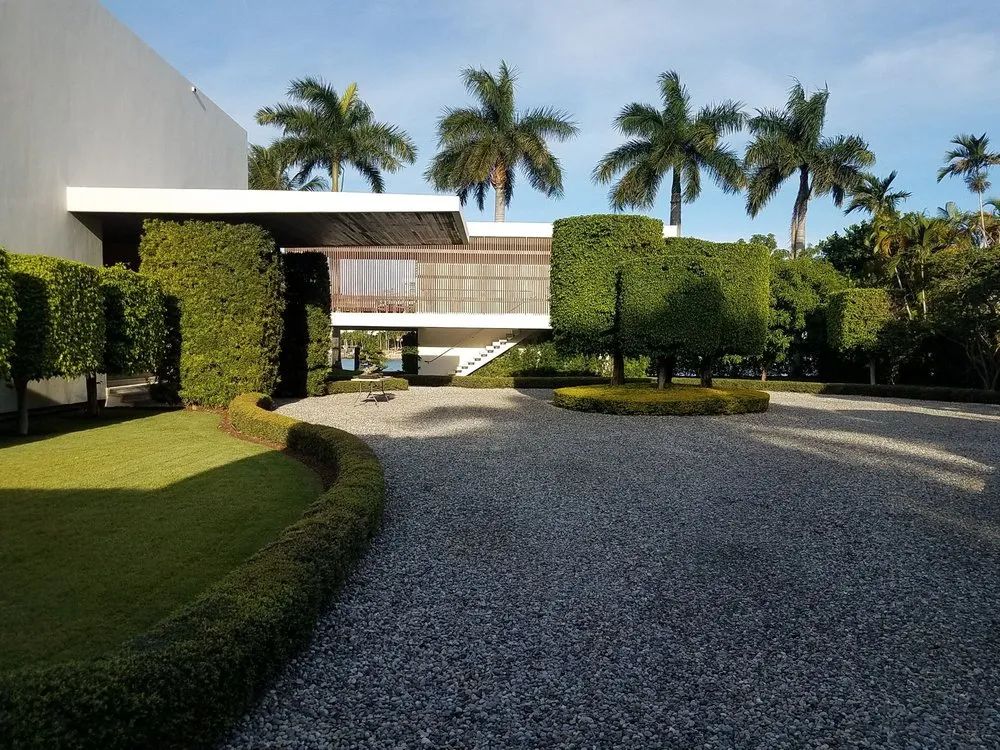 Professional lawn care service in Miami, FL by Javier Perdomo