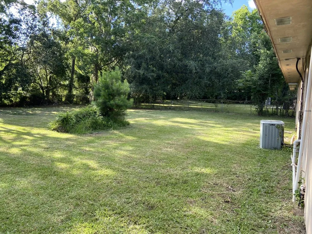 Trusted yard cleanup service for homes in Jacksonville, FL by Jay Bird’s Lawn Services