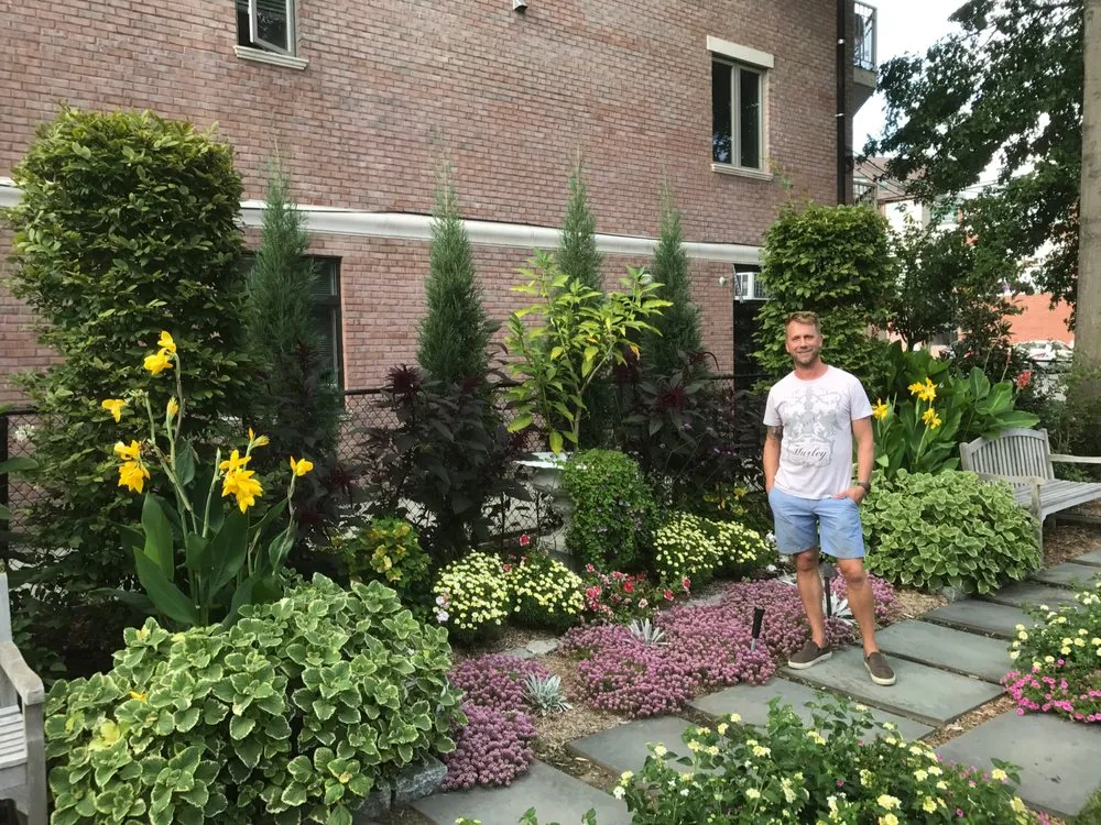 Professional yard maintenance in Brooklyn, NY - Jay Gardens