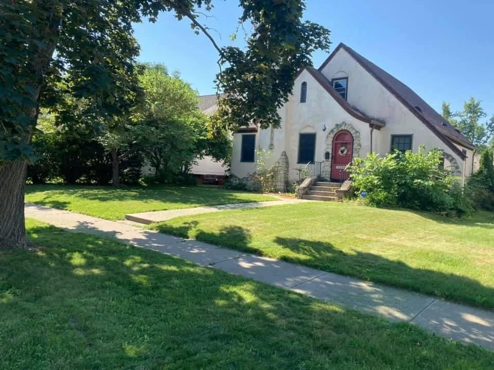 Affordable yard maintenance in Cedar Rapids, IA - Jay Jay’s Lawn Care