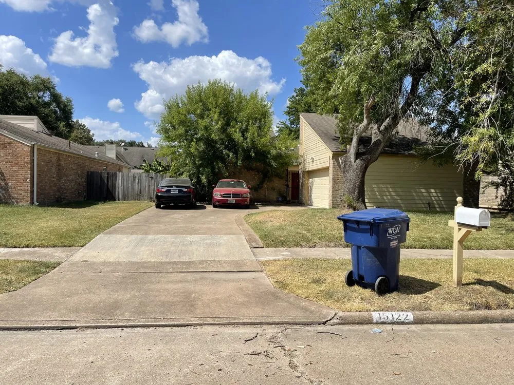 Top-rated lawn care service experts serving Sugar Land, TX - Jay’s landscaping and pressure washing services