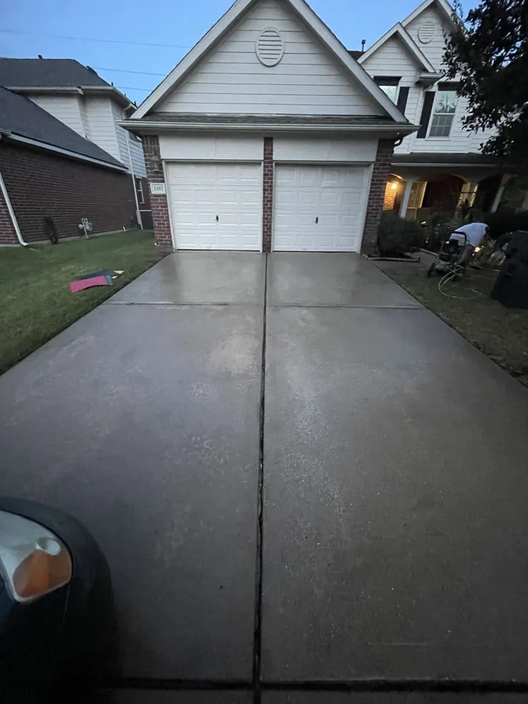 Expert outdoor landscaping for homes in Sugar Land, TX by Jay’s landscaping and pressure washing services