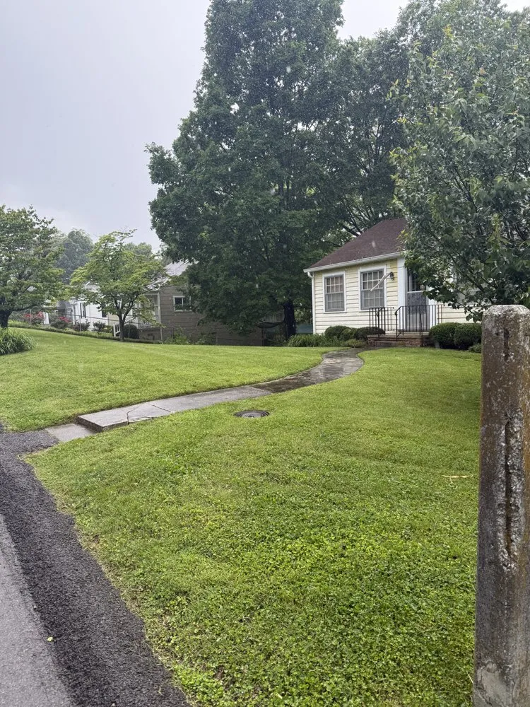 Professional lawn mowing service experts serving Knoxville, TN - Jays Mowing & Landscaping