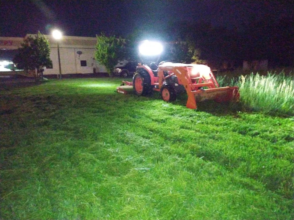 Custom lawn care service in Byhalia, MS by Jay's tractor and lawn