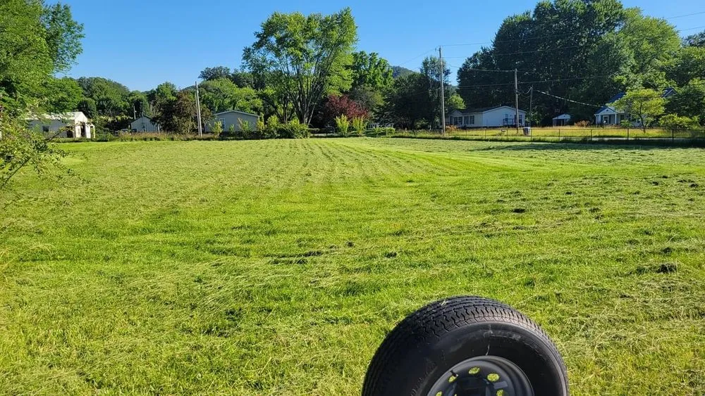 Affordable lawn care service in Sellersburg, IN by Jboyz Lawncare