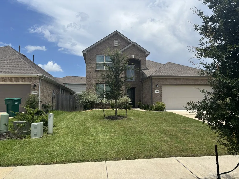 Professional lawn care service with custom design in Cleveland, TX by Jd Lawn Care