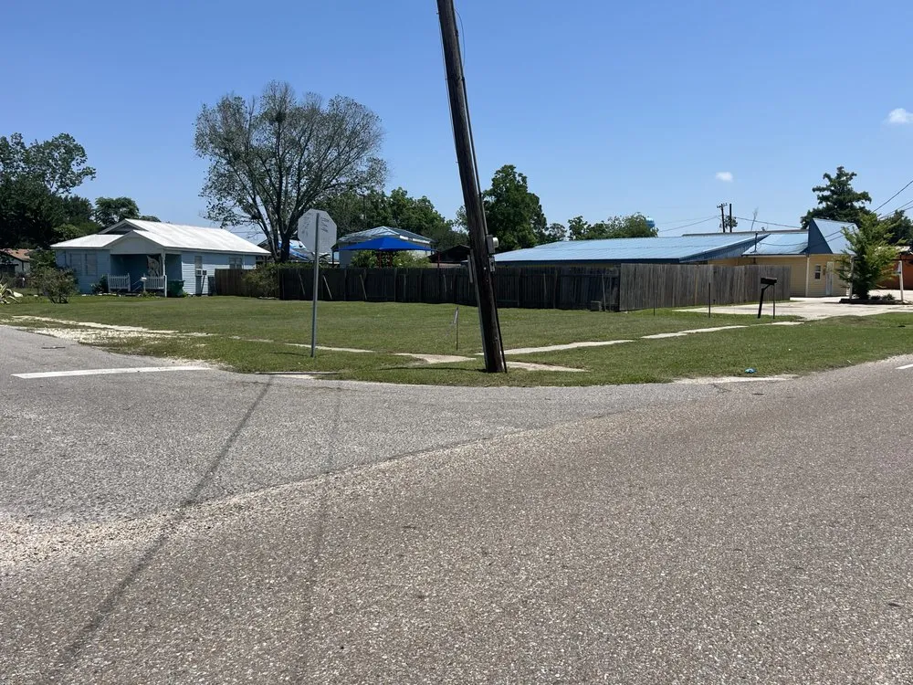 Local yard maintenance in Harvey, LA - JE Lawn Service