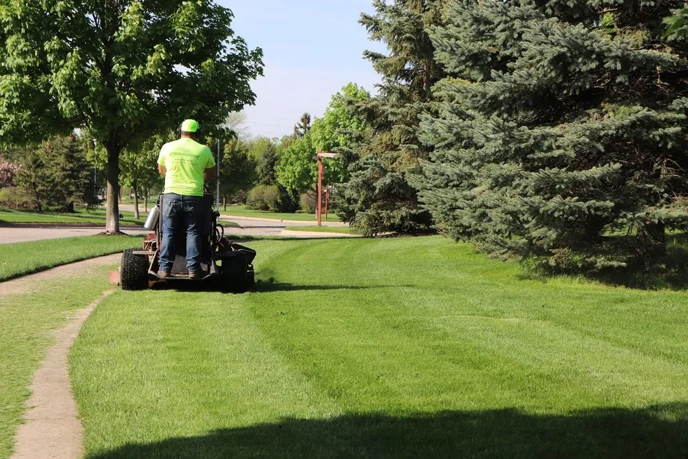 Custom yard maintenance in Jefferson City, MO by Jefferson City Lawn