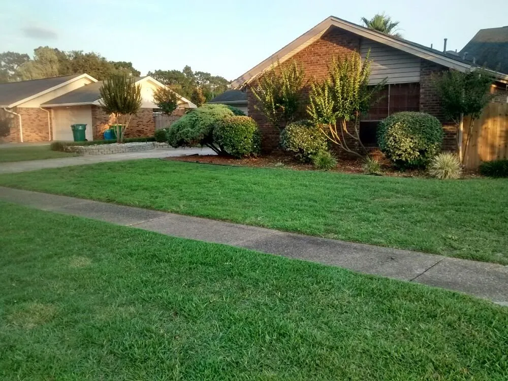 Expert garden landscaping in Mary Esther, FL - Jeff's Lawn Service