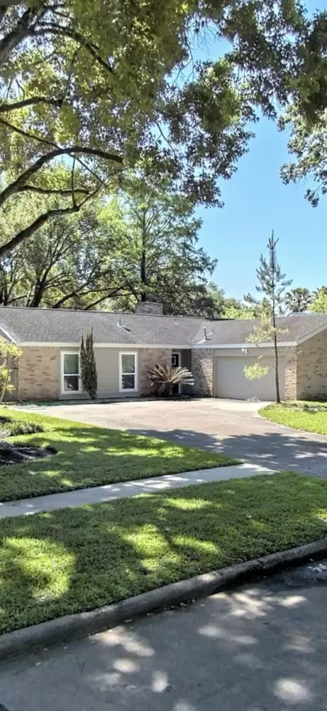 Affordable landscape design for year-round maintenance in Houston, TX by Jessie’s Landscaping Service