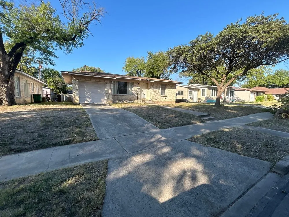 Professional yard maintenance for homes in San Antonio, TX by Jesus Garcia Landscaping