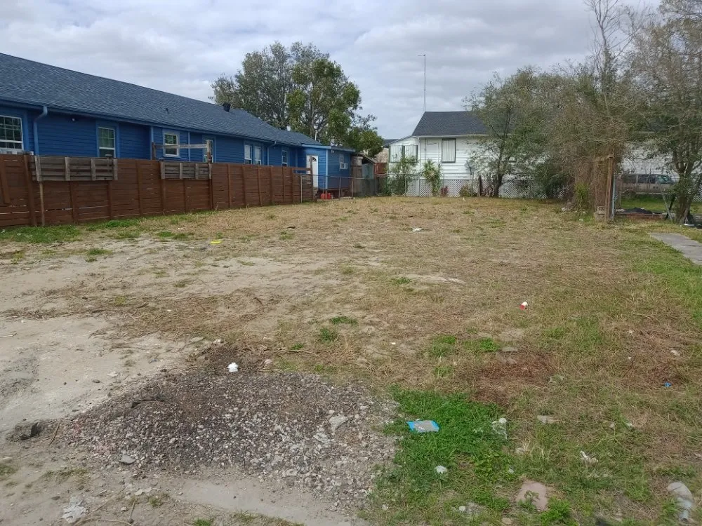 Top-rated yard maintenance with custom design in New Orleans, LA by Jesus saves lawn care