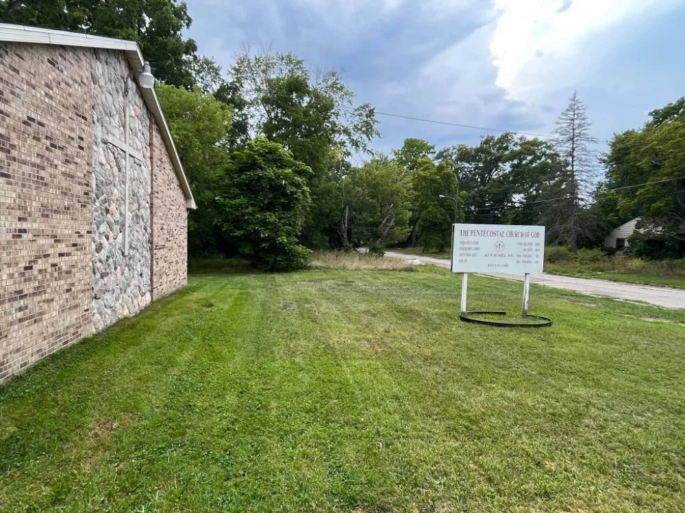 Top-rated yard cleanup service for year-round maintenance in Flint, MI by J.Griffins