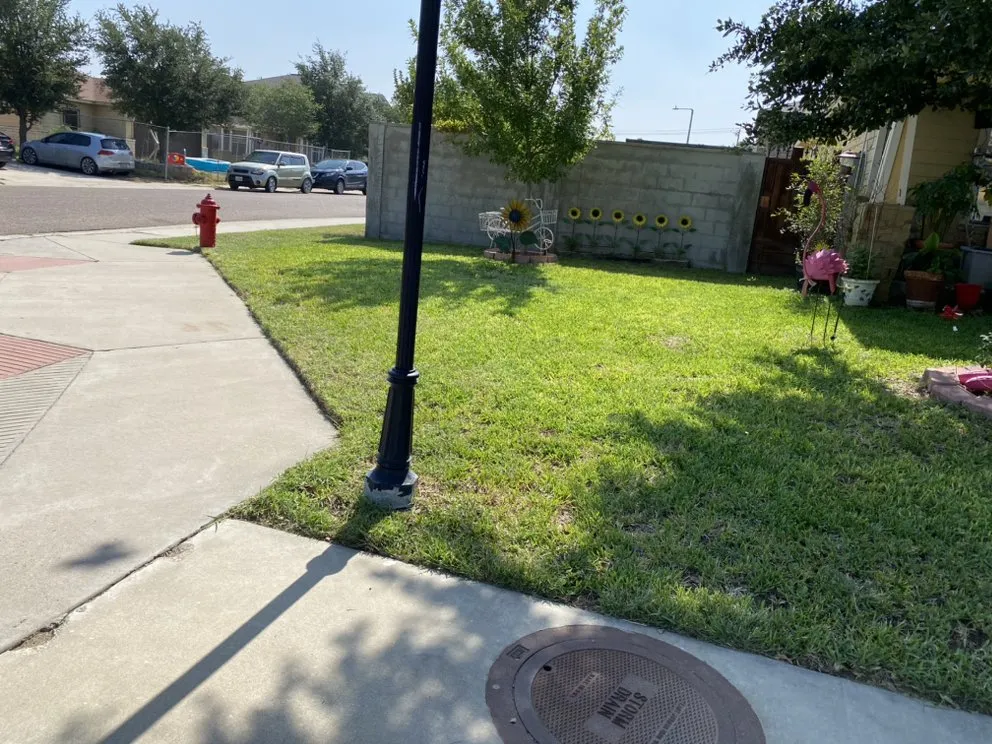 Professional lawn care service experts serving Laredo, TX - J&I Lawn-Care