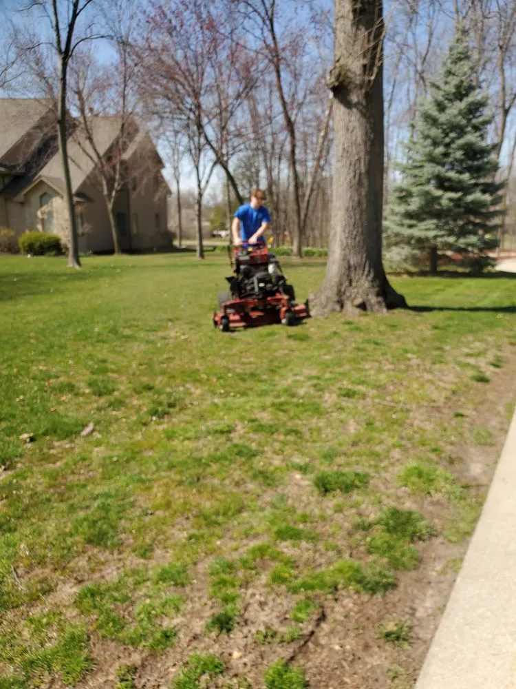 Top-rated yard maintenance experts serving Hiawatha, IA - Jim Bob's Lawn Care