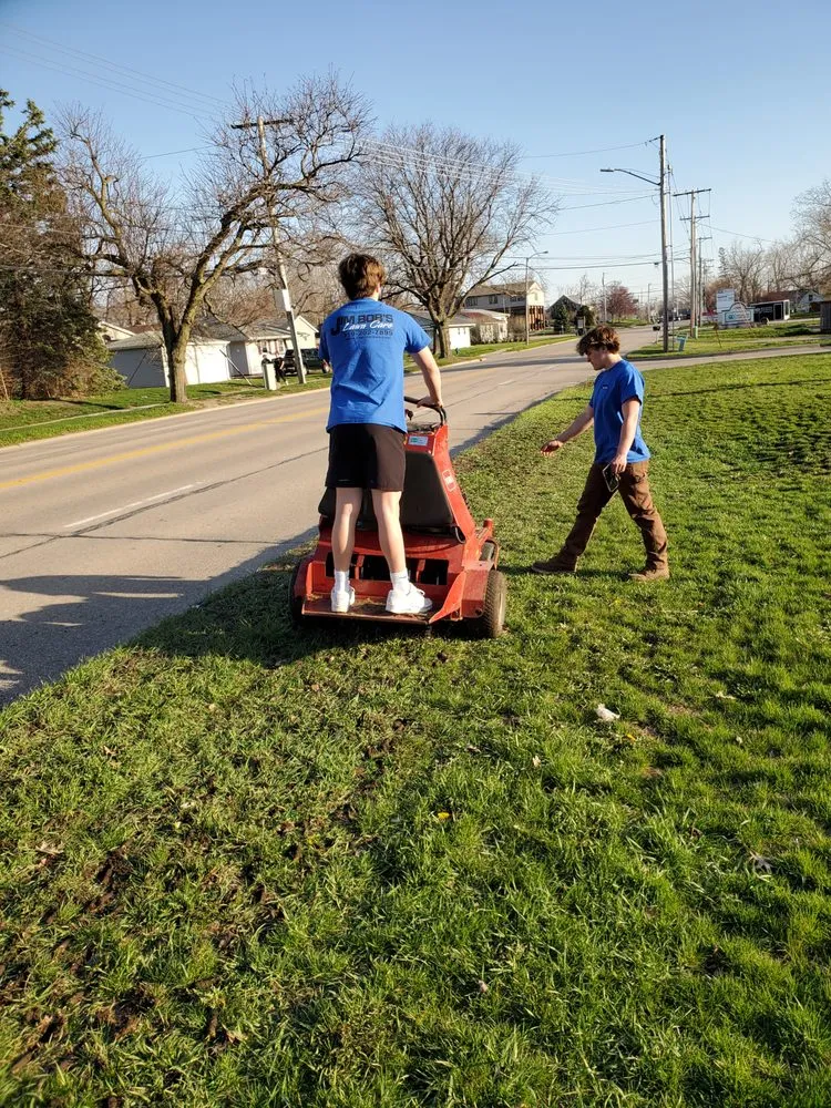 Custom lawn mowing service experts serving Hiawatha, IA - Jim Bob's Lawn Care