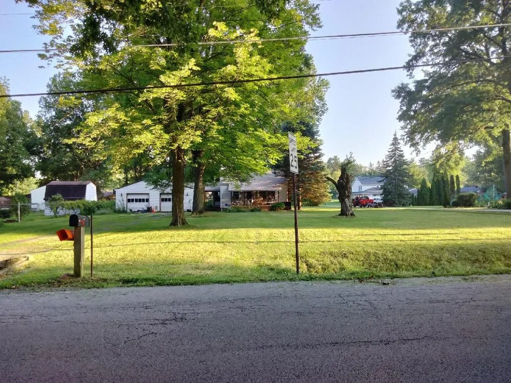 Local lawn mowing service in Youngstown, OH by J&J Complete Lawn Care