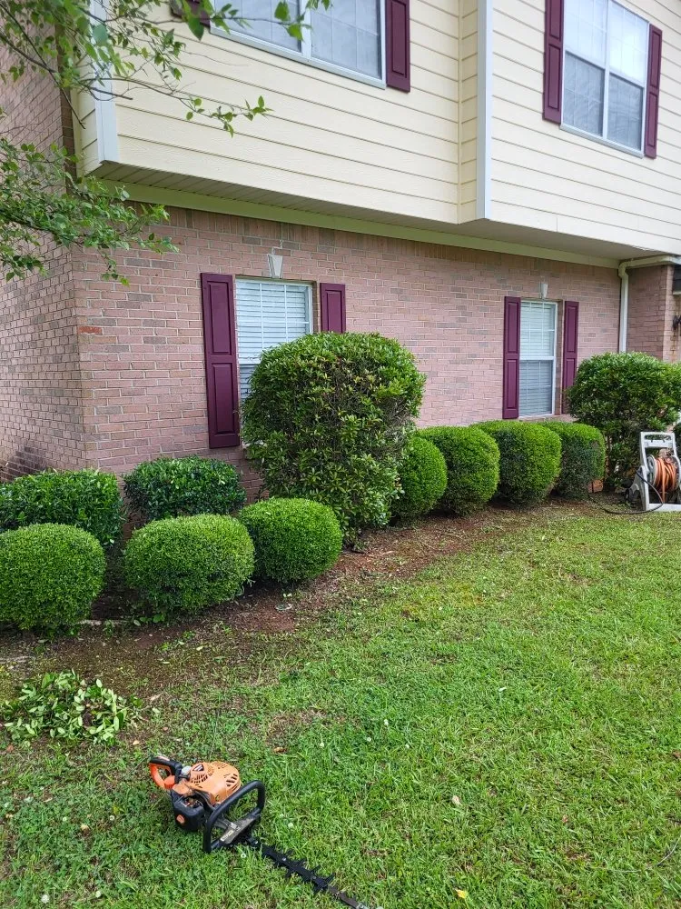 Custom residential landscaping in Kosciusko, MS by J&J Trim and Spray