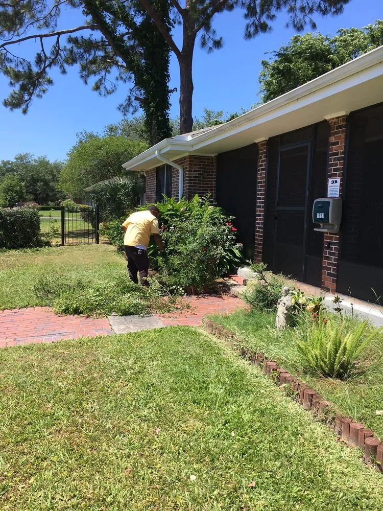 Top-rated yard maintenance with custom design in New Orleans, LA by J&L Lawn Service