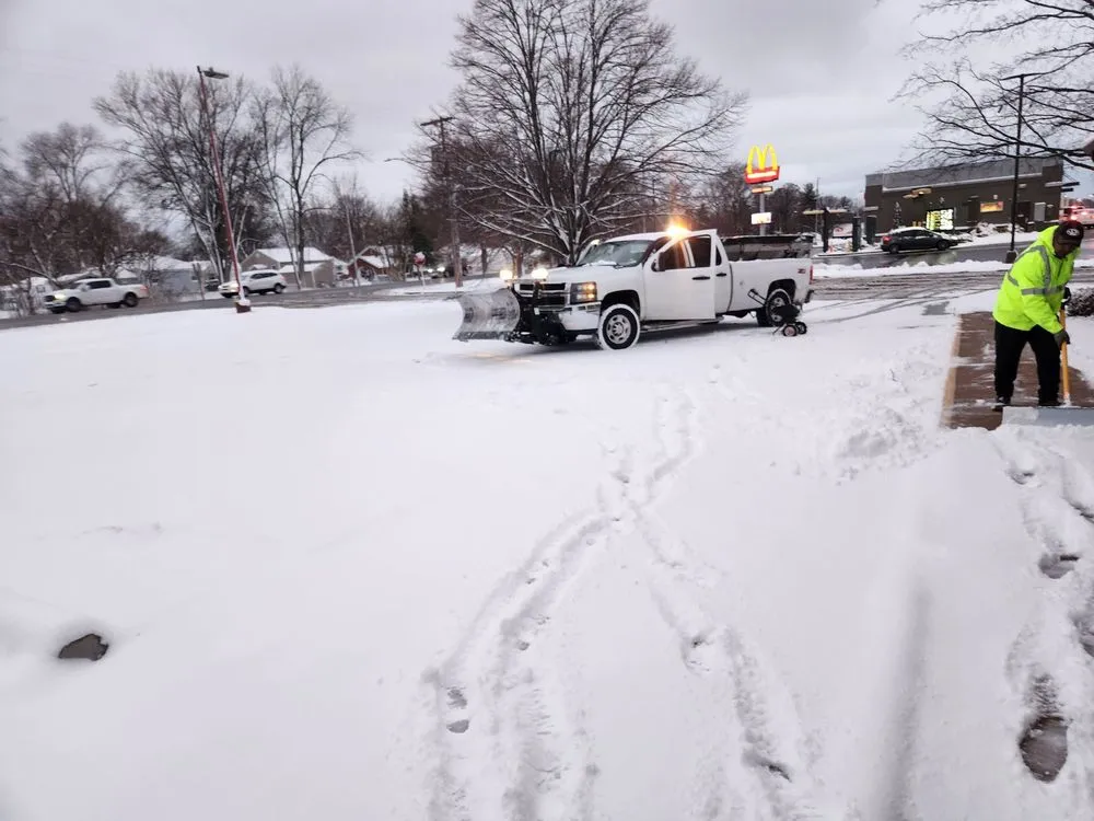 Expert yard maintenance in Saint Louis, MO by JMendez