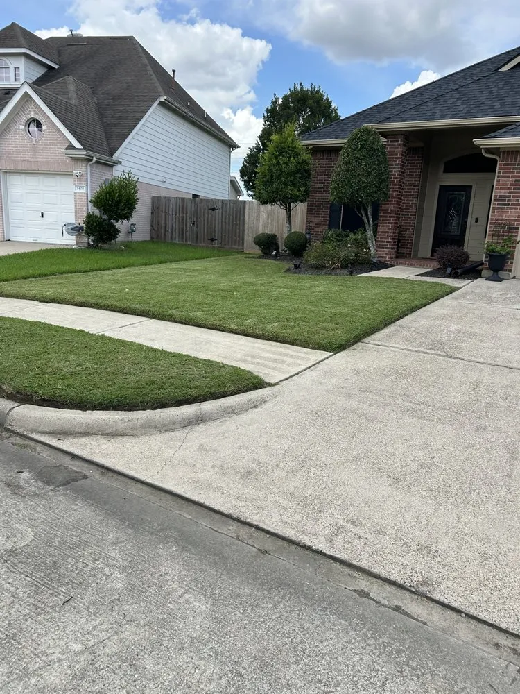 Top-rated lawn mowing service experts serving Baytown, TX - JMG Landscaping
