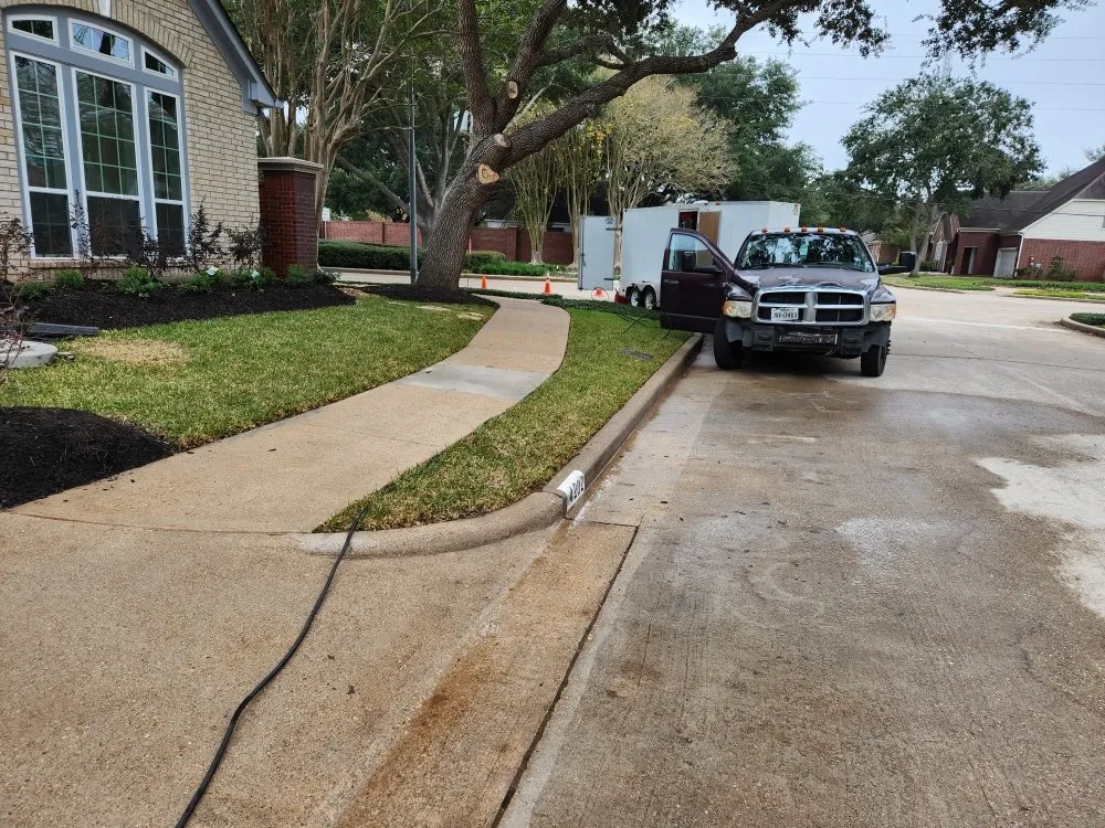 Expert yard maintenance in Rosharon, TX by JML Lawn Services