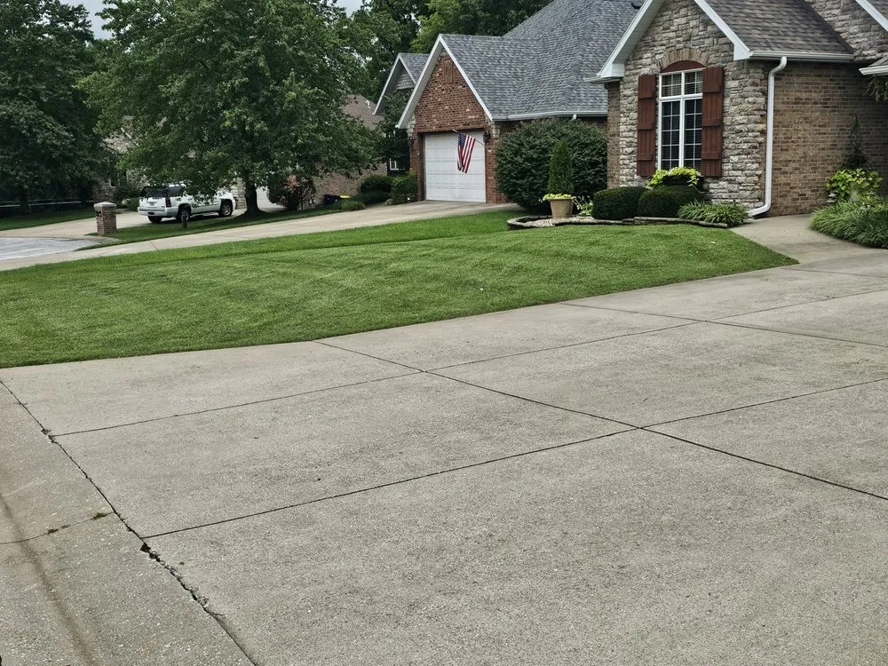 Professional yard cleanup service for beautiful yards across Battlefield, MO - JNB Lawn Care