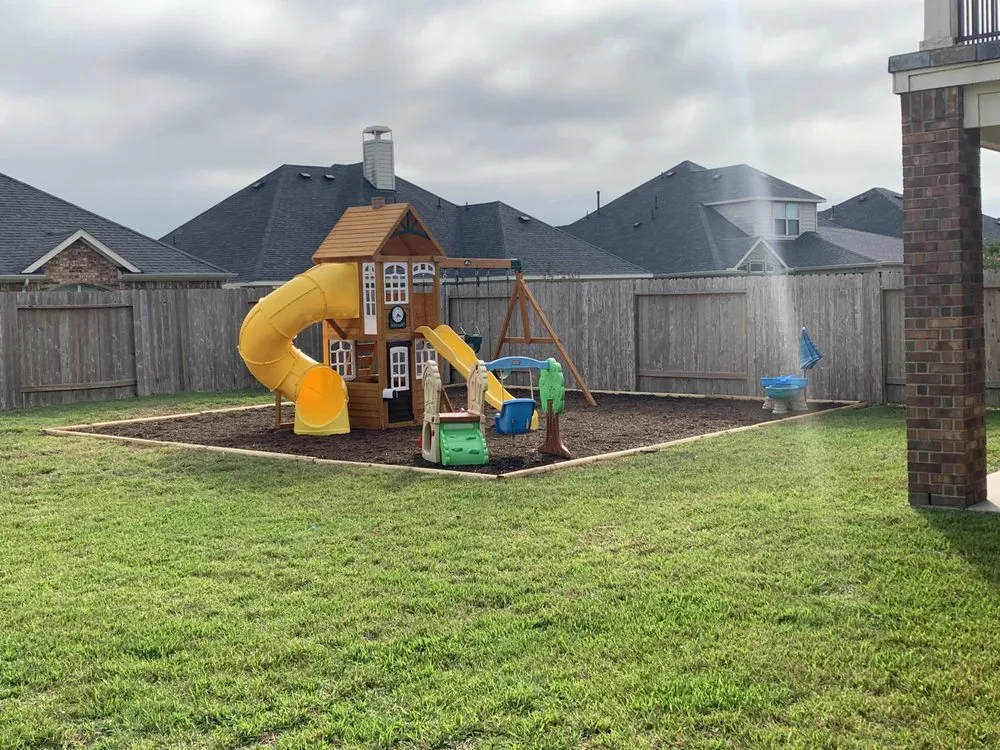 Custom yard cleanup service in League City, TX - Joaquin’s Olvera Lawn Service and Landscaping