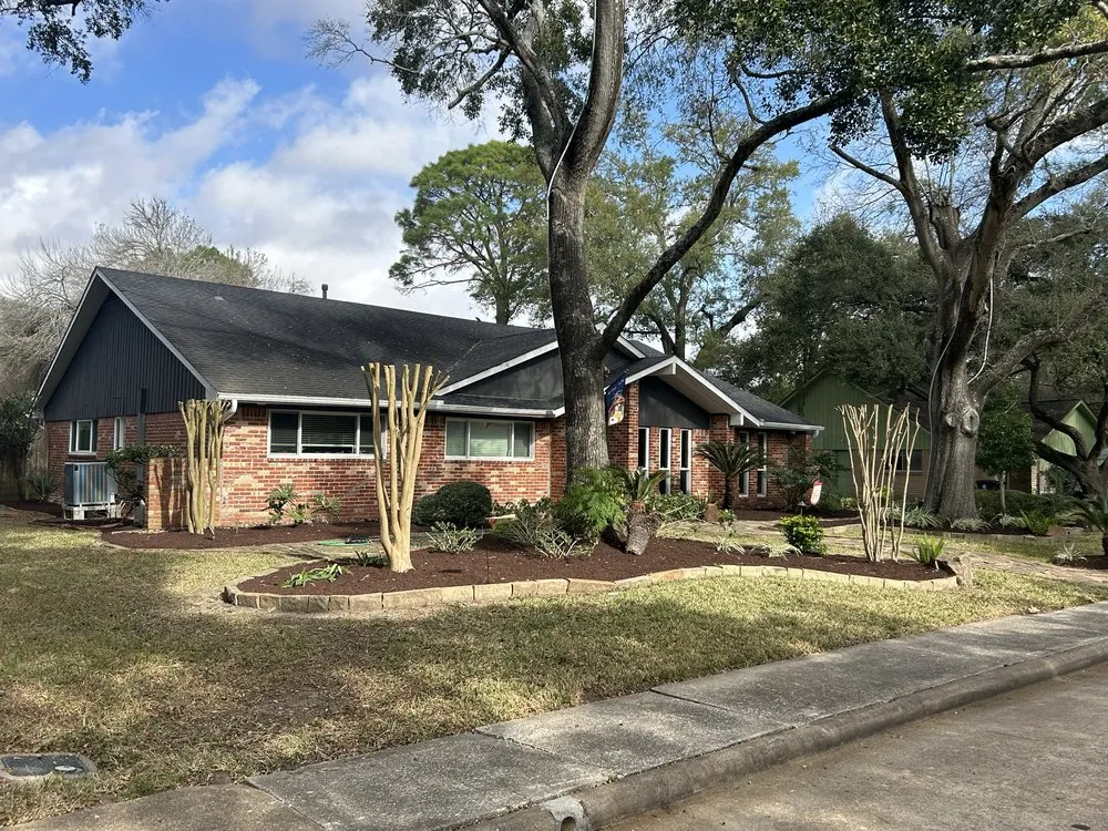 Trusted garden landscaping in League City, TX - Joaquin’s Olvera Lawn Service and Landscaping