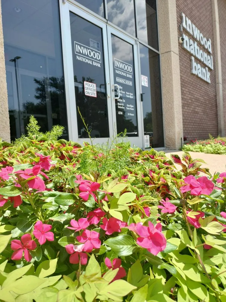 Professional yard maintenance experts serving Dallas, TX - John R Ross Company