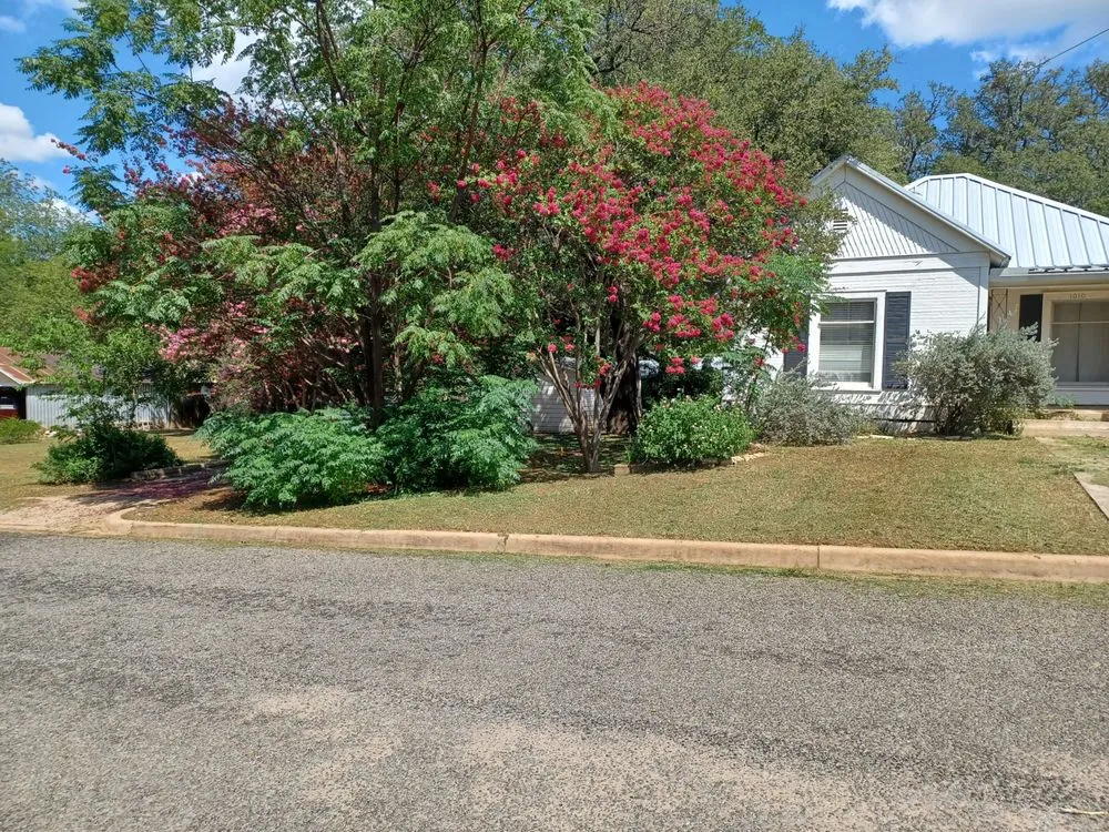 Local residential landscaping experts serving Llano, TX - Johnni Girls Lawn Services