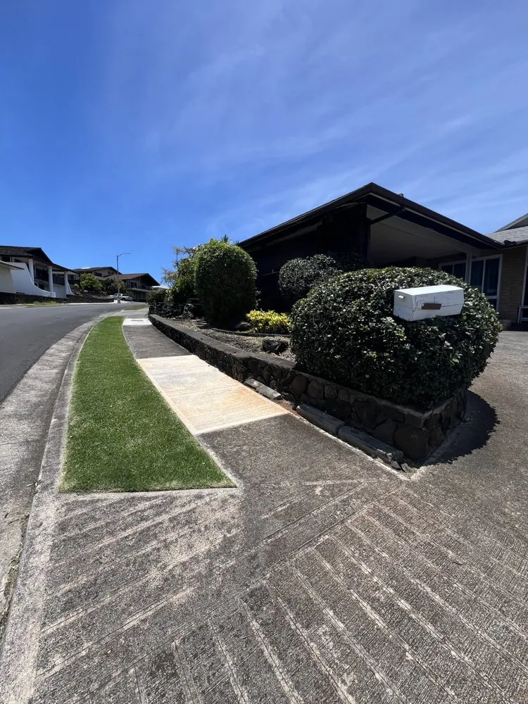 Expert lawn care service experts serving Honolulu, HI - Johnny Clark Landscaping