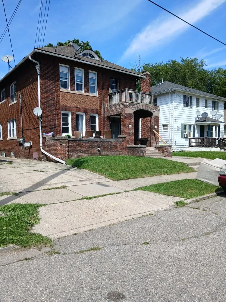 Local lawn mowing service in Pontiac, MI - Johnny Ds Lawn Service