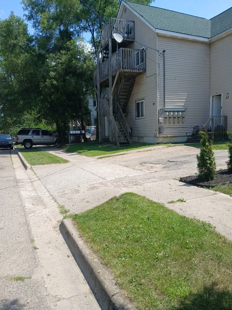 Top-rated yard cleanup service in Pontiac, MI - Johnny Ds Lawn Service