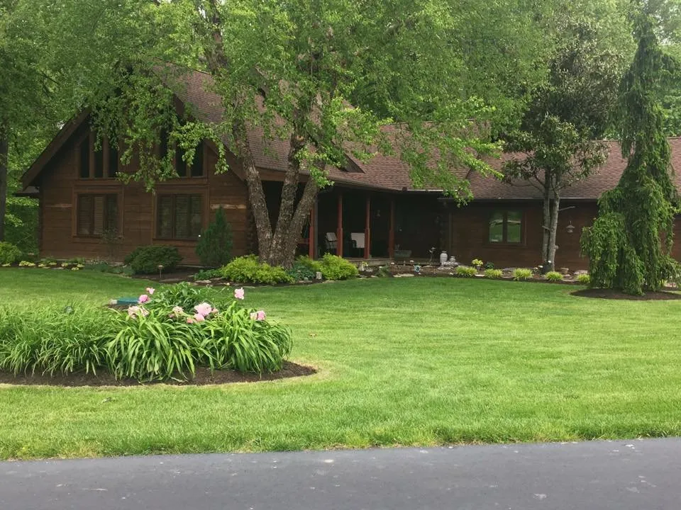 Affordable yard maintenance experts serving Frankfort, KY - John's Lawn and Landscaping