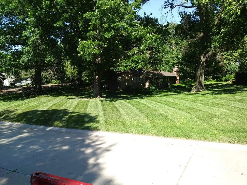 Custom lawn mowing service experts serving Topeka, KS - John's Lawn Salon