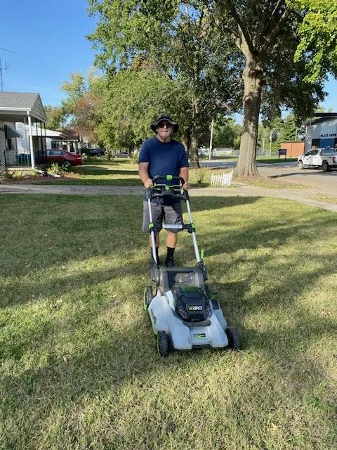 Custom lawn mowing service experts serving Springfield, IL - John's Lawn Service