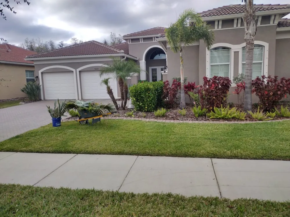 Local residential landscaping with custom design in Auburndale, FL by Jonathan's Lawn Care and Pressure Washing