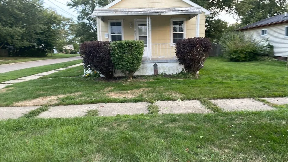 Custom lawn mowing service experts serving Burton, MI - Jonnies lawn care and property maintenance