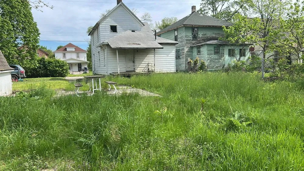 Local yard maintenance for beautiful yards across Burton, MI - Jonnies lawn care and property maintenance