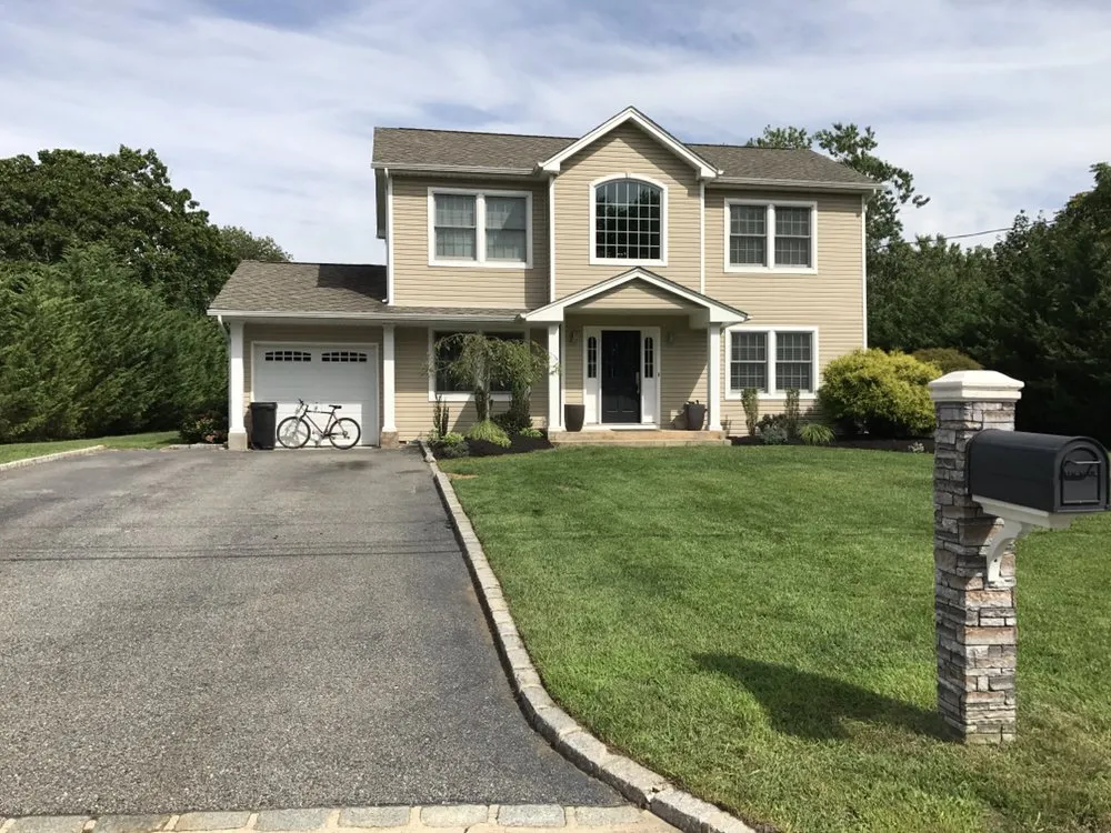 Professional yard maintenance in Smithtown, NY - Jonny's Landscaping Service