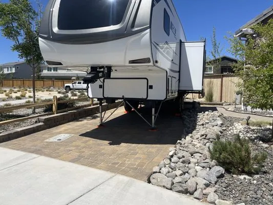 Jorge's Lawn Service & Maintenance Logo