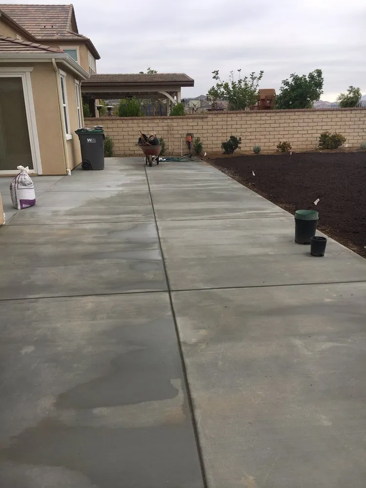 Professional yard maintenance in Santa Clarita, CA - Jose's Gardening