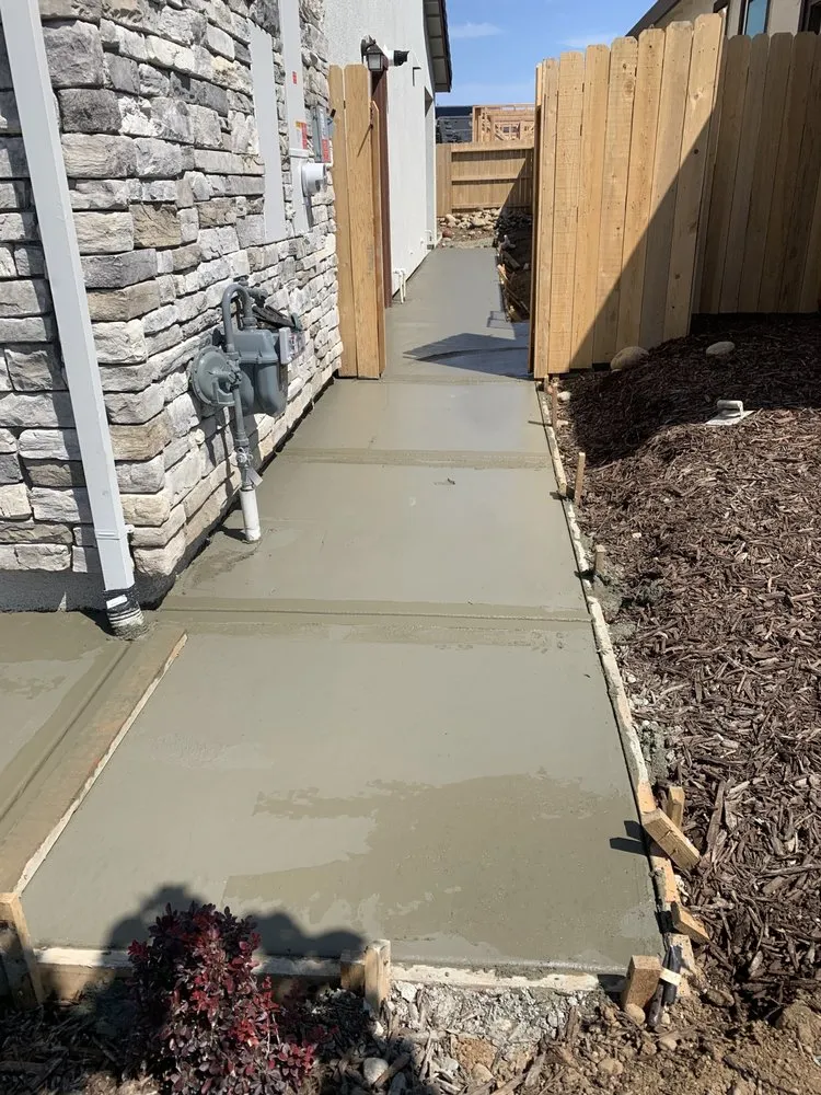 Professional yard maintenance for beautiful yards in North Highlands, CA by Josue Landscaping Service